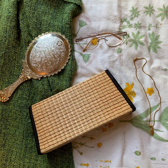 Adorable woven Straw Clutch - Picture 3 of 4